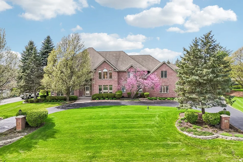 Unit for sale at 25246 N Abbey Glenn Drive, Hawthorn Woods, IL 60047