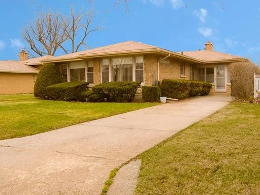 Unit for sale at 4408 W Greenleaf Avenue, LINCOLNWOOD, IL 60712