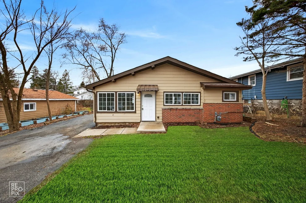 Unit for sale at 33704 N Oakland Drive, Gages Lake, IL 60030