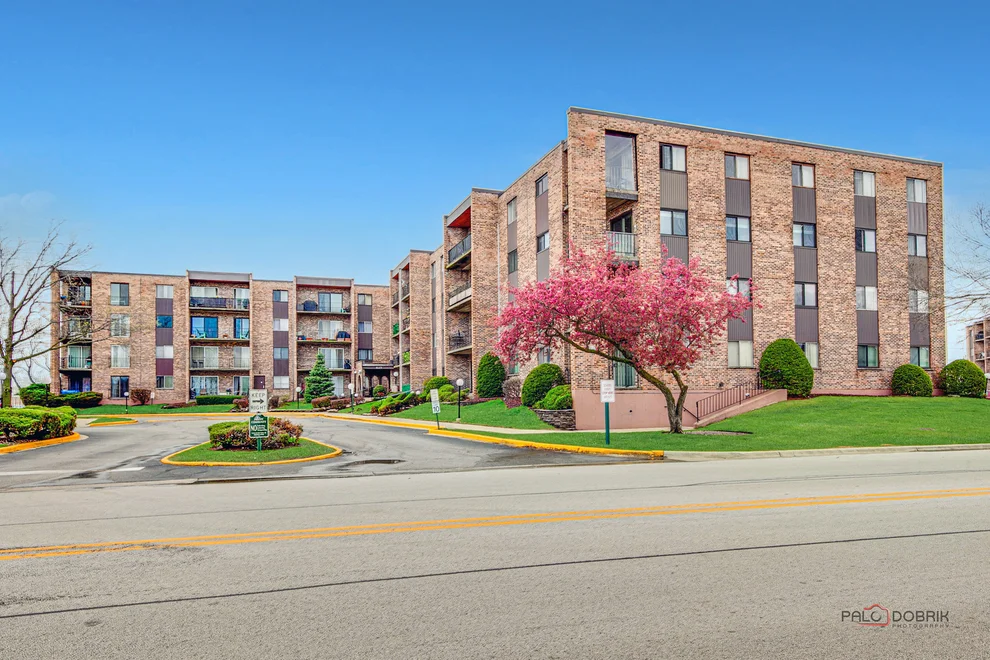 Unit for sale at 625 W Huntington Commons Road, Mount Prospect, IL 60056
