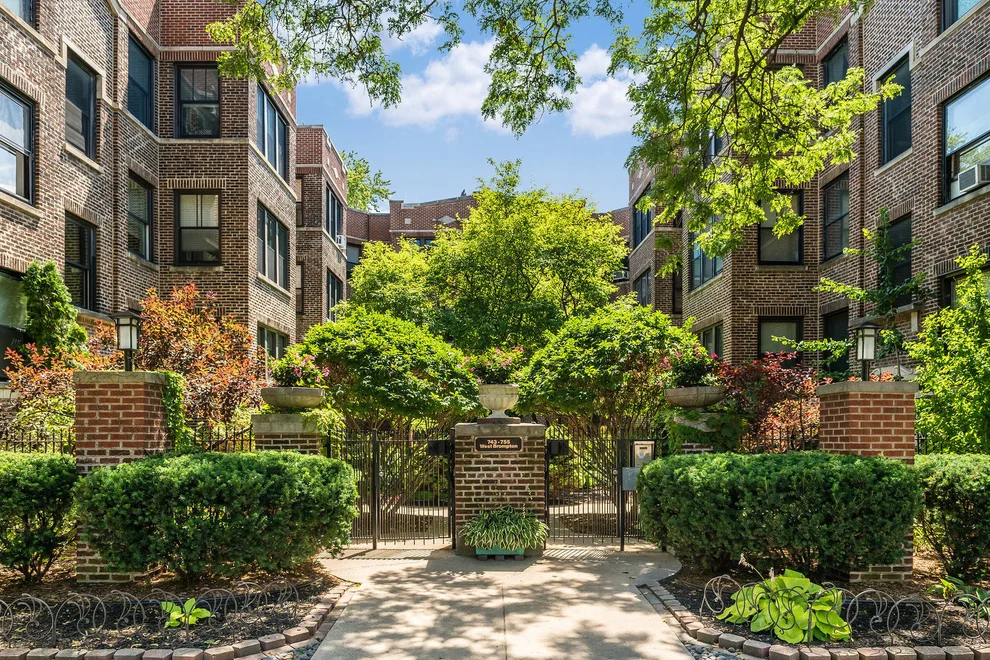 Unit for sale at 755 W Brompton Avenue, Chicago, IL 60657