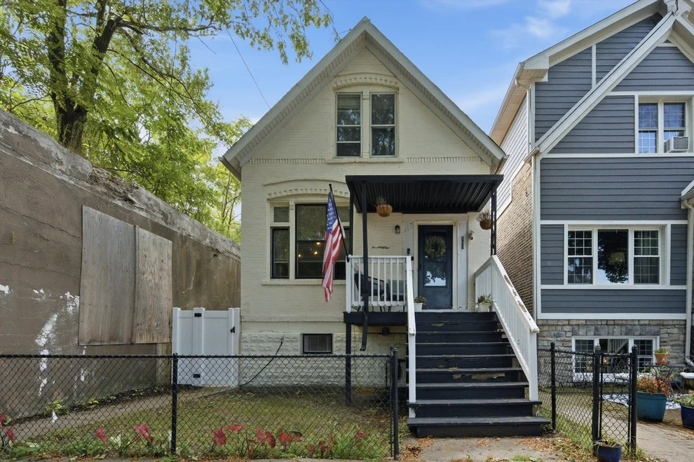 Unit for sale at 437 W 44th Place, Chicago, IL 60609