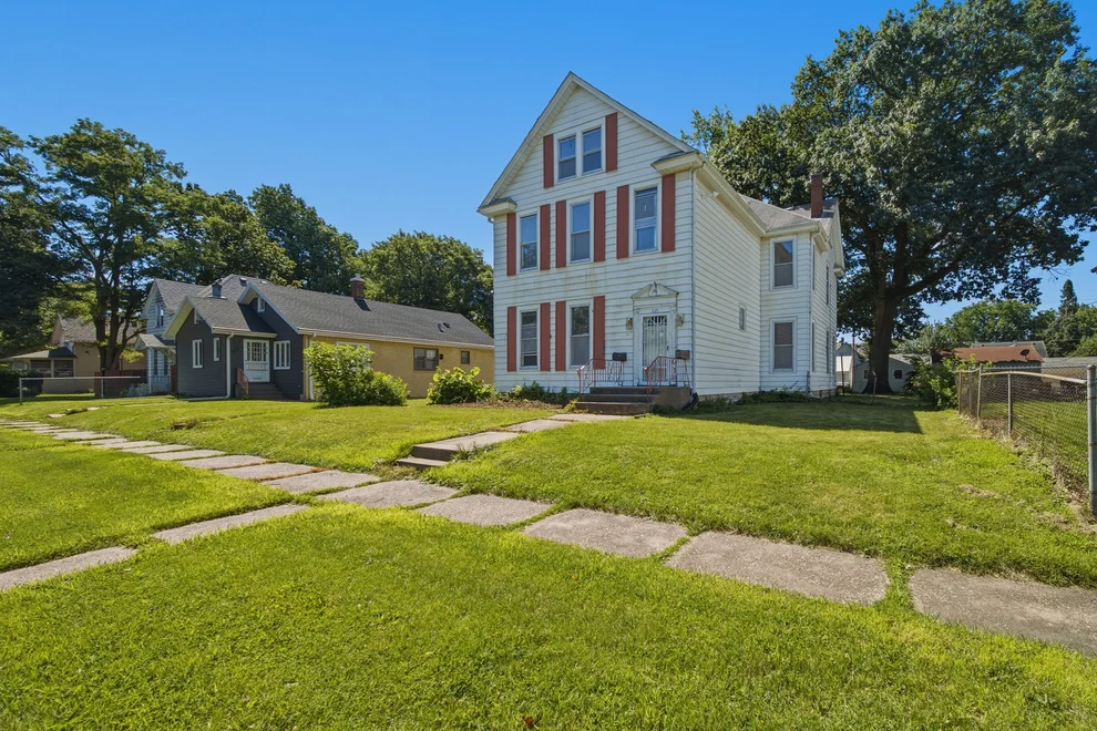 Unit for sale at 1121 W 14th Street, Davenport, IA 52804