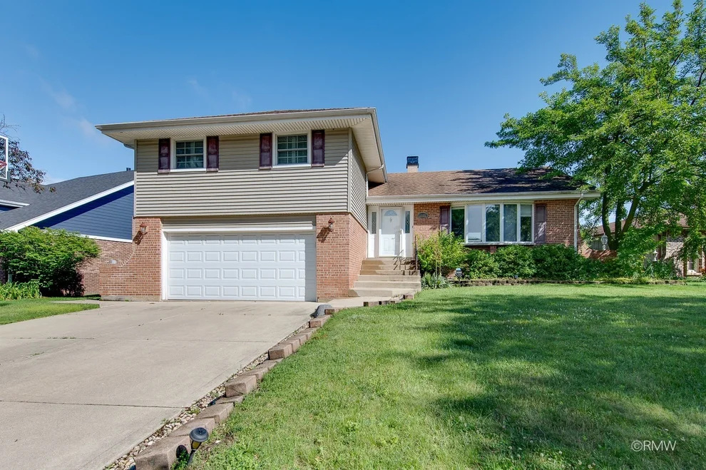 Unit for sale at 1233 N Hickory Trail, Addison, IL 60101