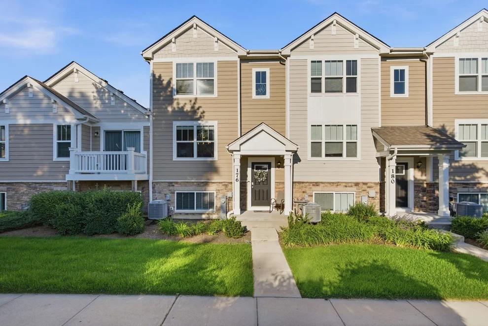 Unit for sale at 176 Goldenrod Drive, Elgin, IL 60124