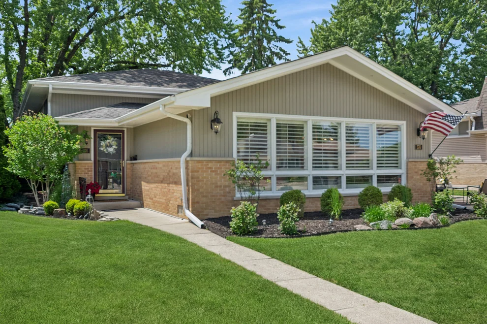 Unit for sale at 576 Bedford Lane, Des Plaines, IL 60016