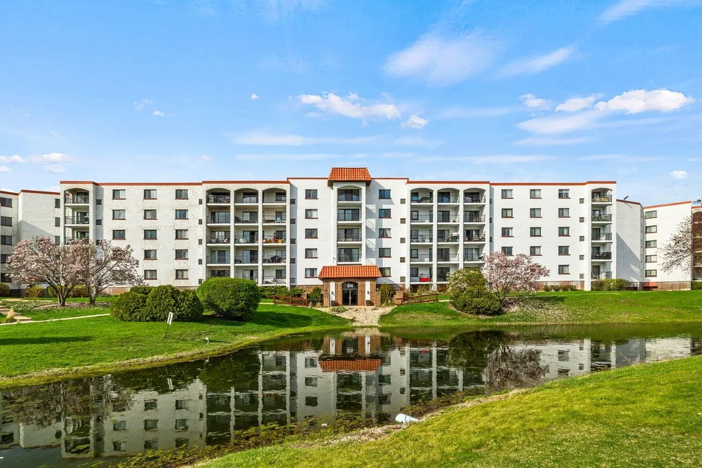 Unit for sale at 375 Plum Creek Drive, Wheeling, IL 60090