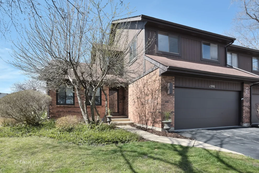 Unit for sale at 1390 Creekside Court, Elgin, IL 60123