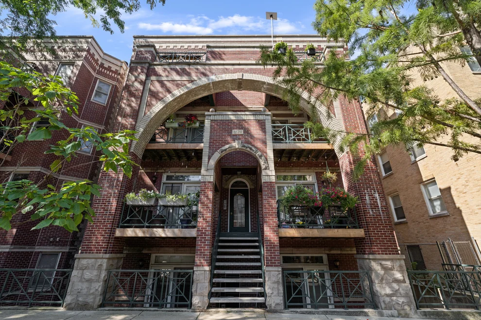 Unit for sale at 4124 N Kenmore Avenue, Chicago, IL 60613
