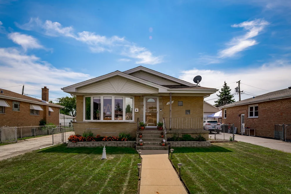 Unit for sale at 6113 W 80th Place, Burbank, IL 60459
