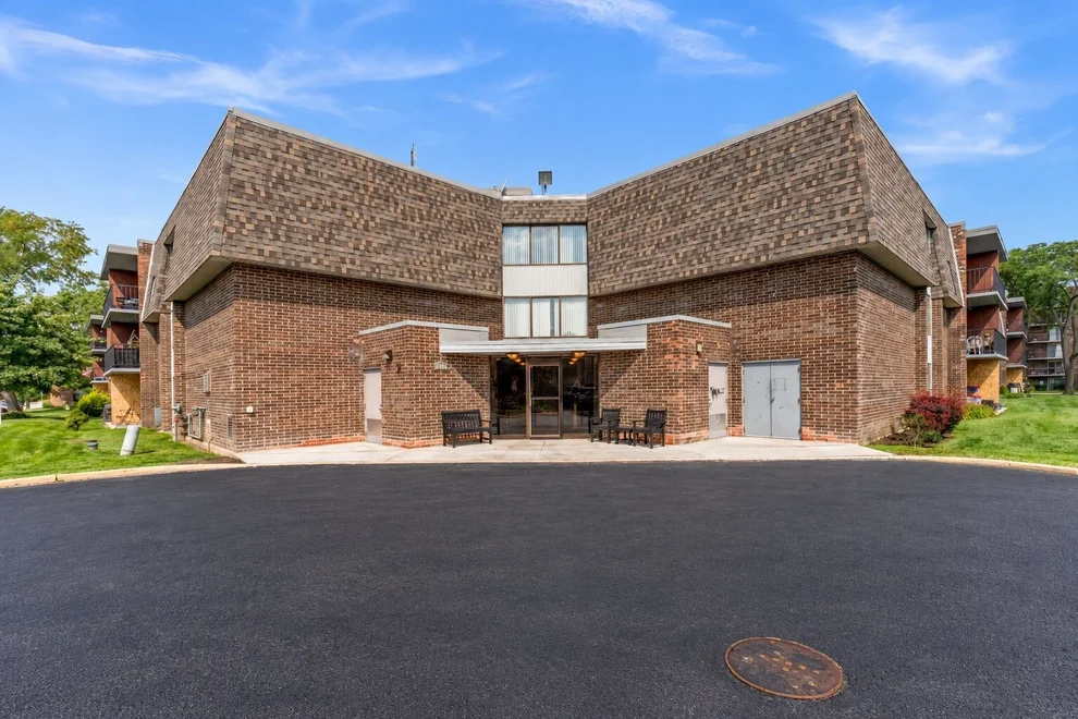 Unit for sale at 924 S Lake Court, Westmont, IL 60559