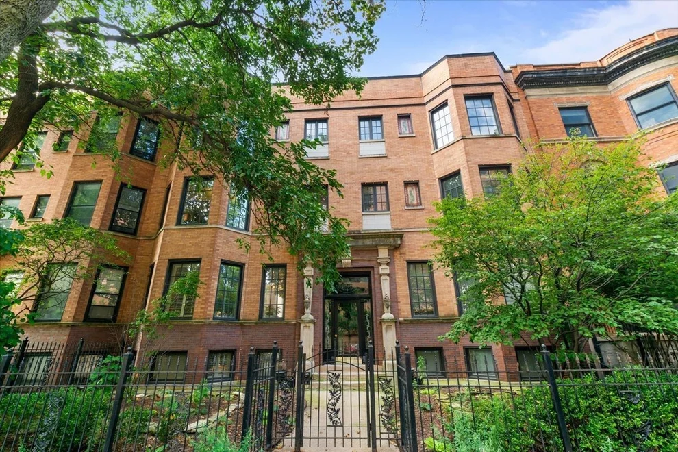 Unit for sale at 839 W Wellington Avenue, Chicago, IL 60657