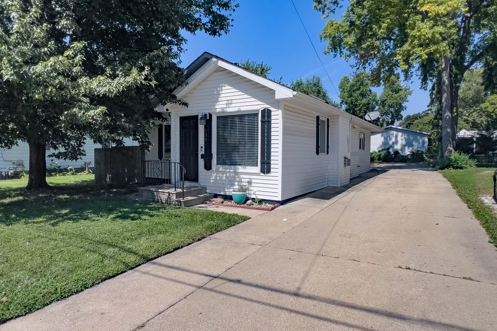 Unit for sale at 1301 W Wood Street, Bloomington, IL 61701