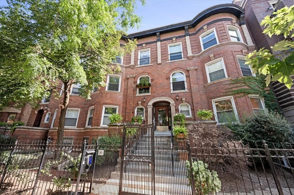 Unit for sale at 4053 N Sheridan Road, Chicago, IL 60613