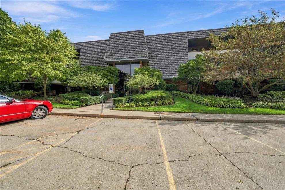 Unit for sale at 100 Red Top Drive, Libertyville, IL 60048