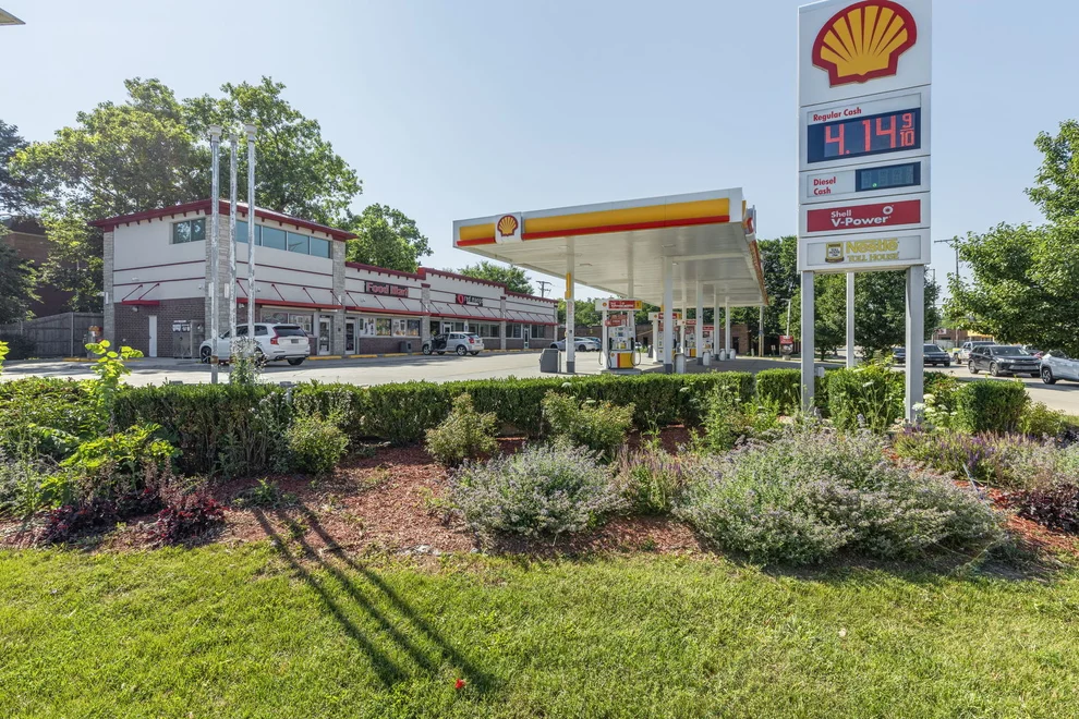 Unit for sale at 1605 S River Road, Des Plaines, IL 60018
