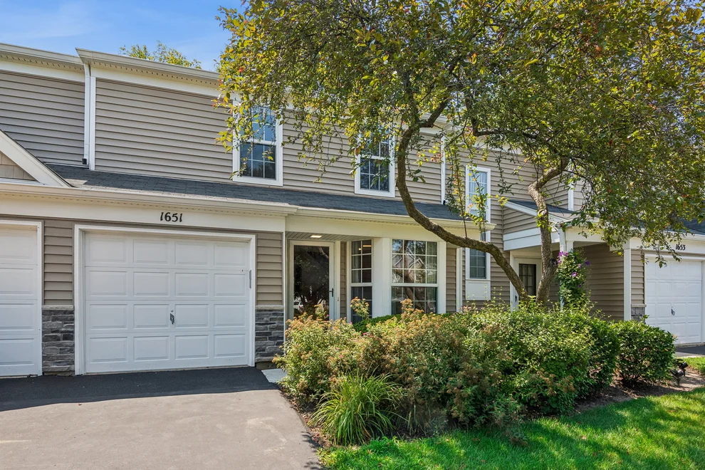 Unit for sale at 1651 College Green Drive, Elgin, IL 60123
