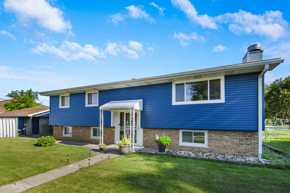 Unit for sale at 9401 S 80th Court, Hickory Hills, IL 60457