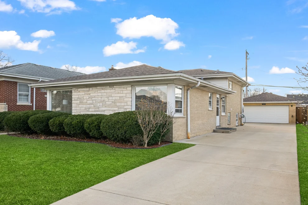 Unit for sale at 2610 Sunnyside Avenue, Westchester, IL 60154