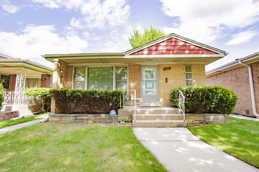 Unit for sale at 6317 N Lowell Avenue, Chicago, IL 60646