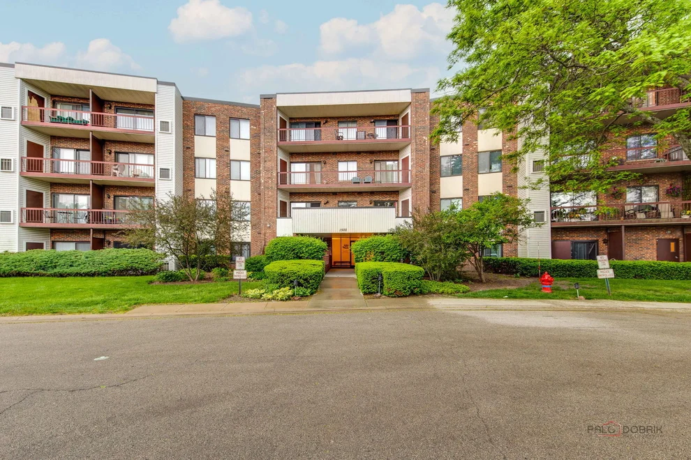 Unit for sale at 1500 Harbour Drive, Wheeling, IL 60090