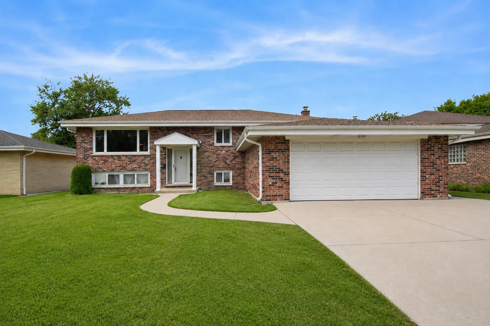 Unit for sale at 562 N Plamondon Drive, Addison, IL 60101