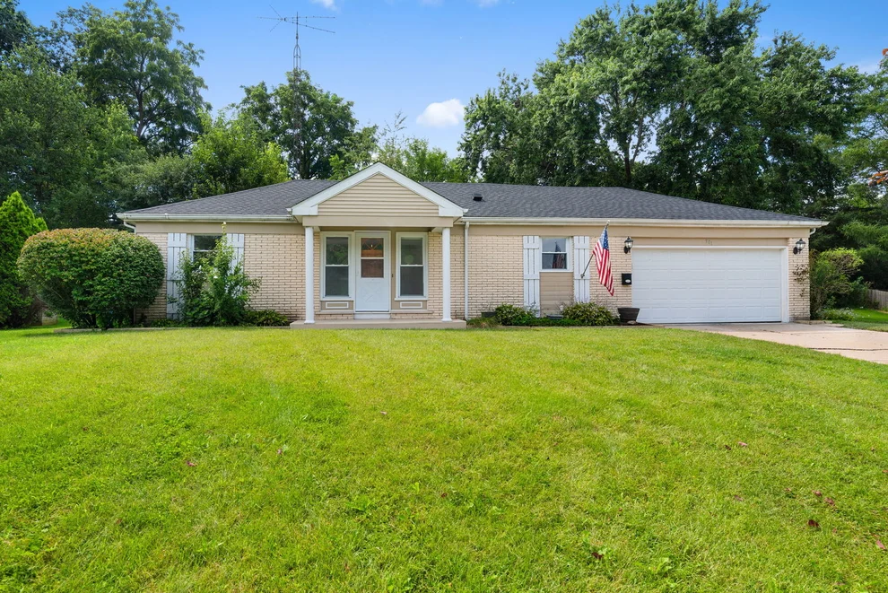 Unit for sale at 901 Hampton Court, McHenry, IL 60050
