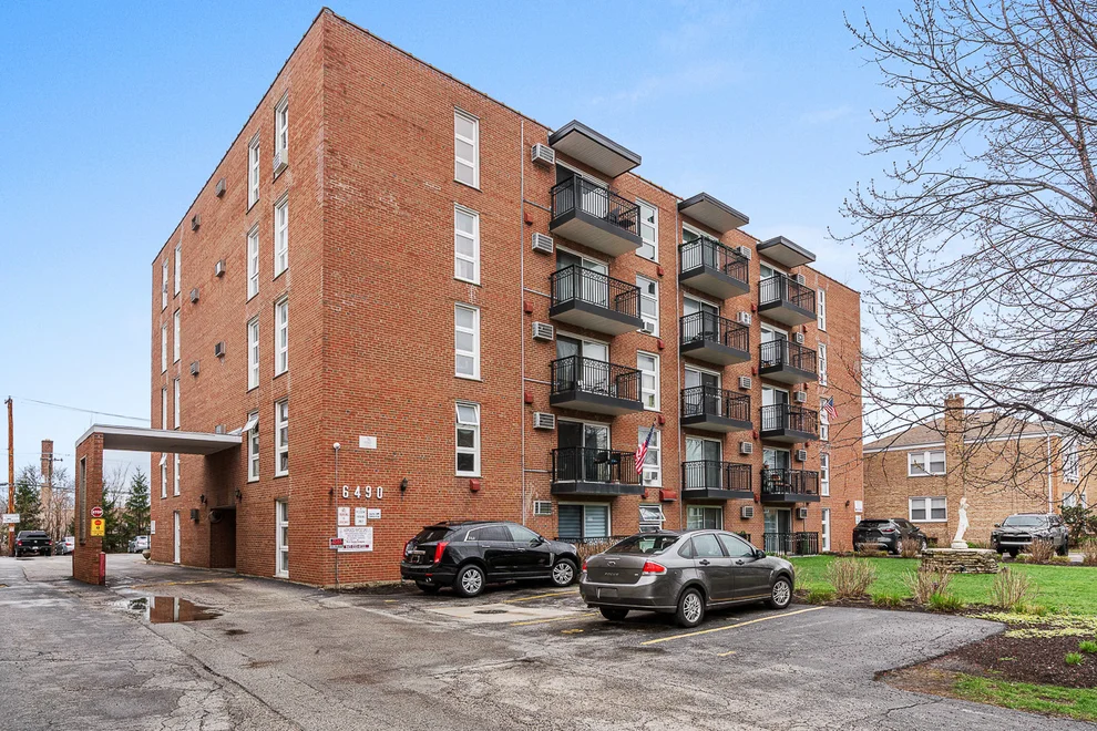 Unit for sale at 6490 N Northwest Highway, Chicago, IL 60631