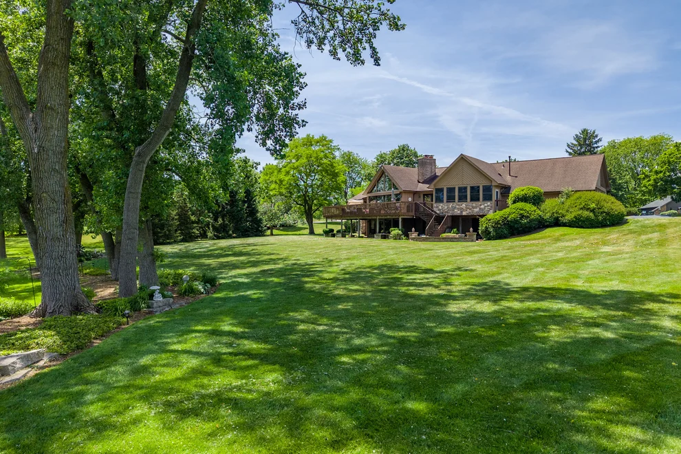 Unit for sale at 2005 Selkirk Court, Inverness, IL 60010