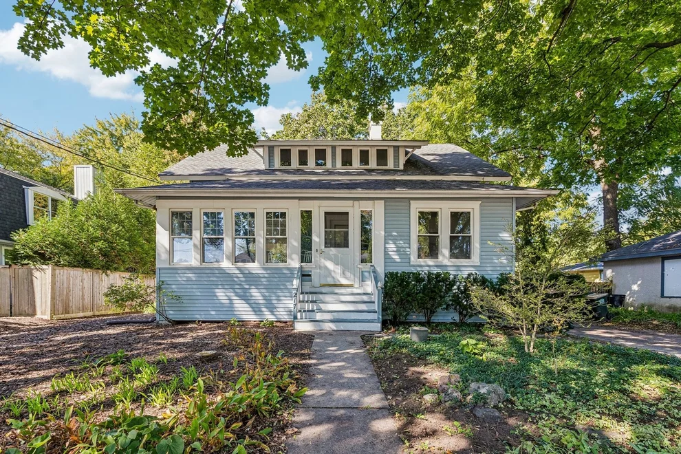 Unit for sale at 217 Prairie Avenue, Libertyville, IL 60048