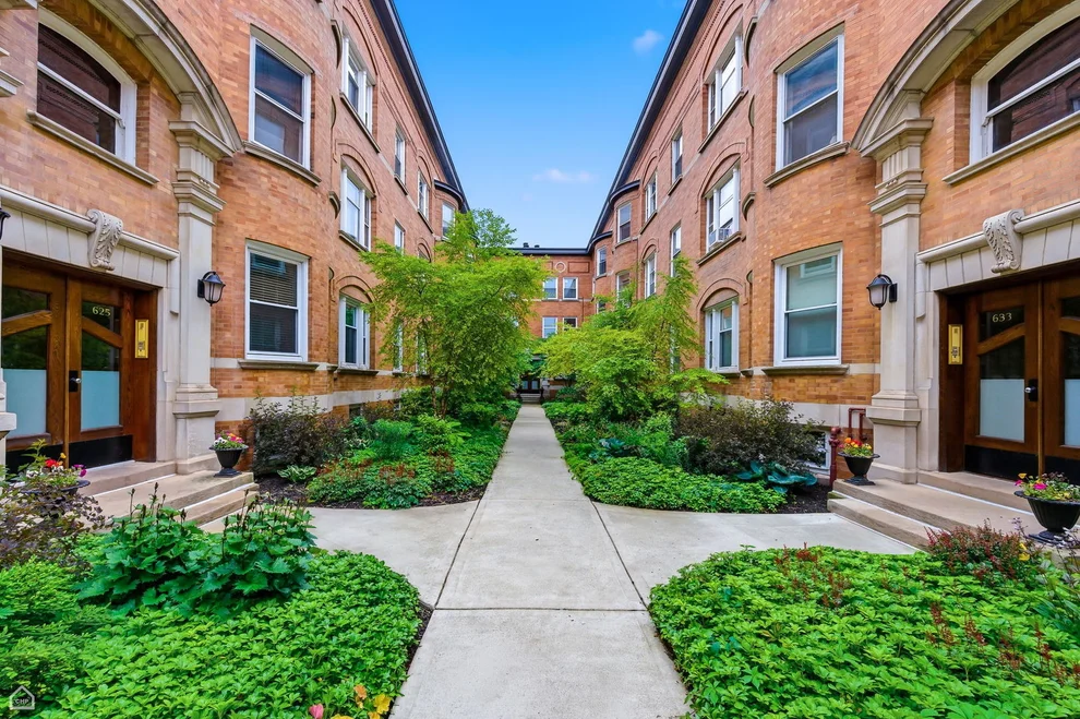 Unit for sale at 627 W Barry Avenue, Chicago, IL 60657