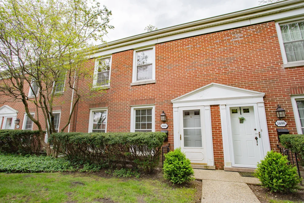 Unit for sale at 1410 Pebblecreek Drive, Glenview, IL 60025