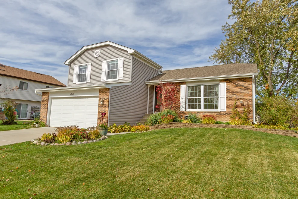 Unit for sale at 4 Arrowwood Court, Streamwood, IL 60107