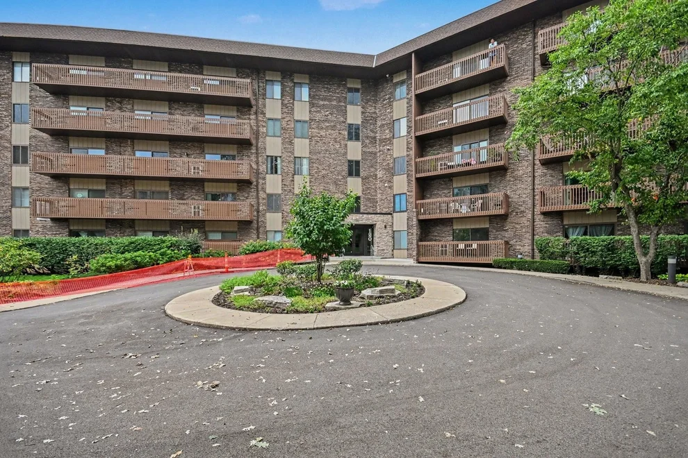 Unit for sale at 120 Lakeview Drive, Bloomingdale, IL 60108