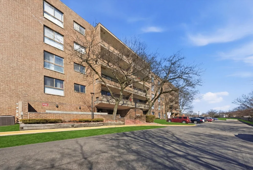 Unit for sale at 5 E Carriageway Drive, Hazel Crest, IL 60429