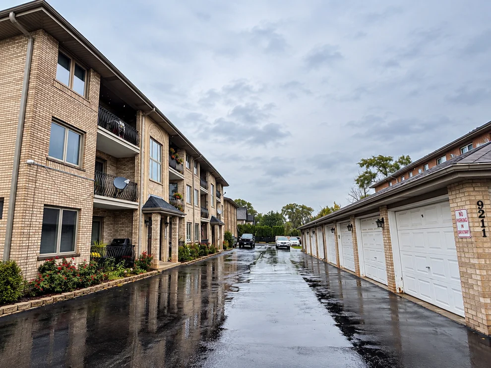 Unit for sale at 9211 S Roberts Road, Hickory Hills, IL 60457