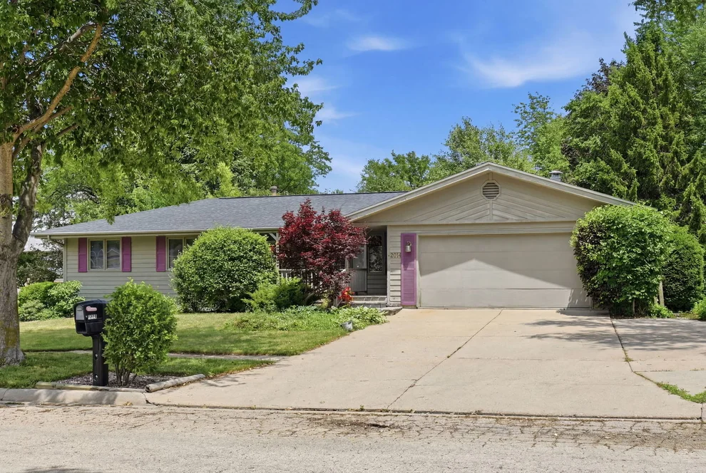 Unit for sale at 2014 Cimarron Drive, Freeport, IL 61032