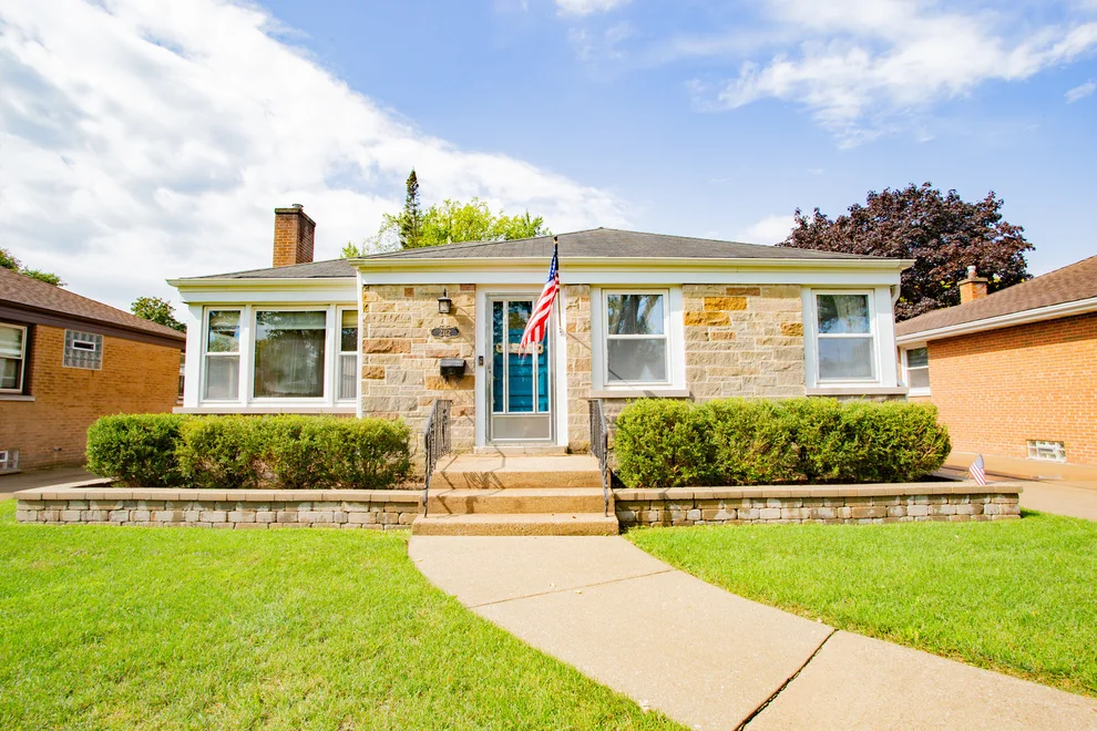 Unit for sale at 2112 Suffolk Avenue, Westchester, IL 60154