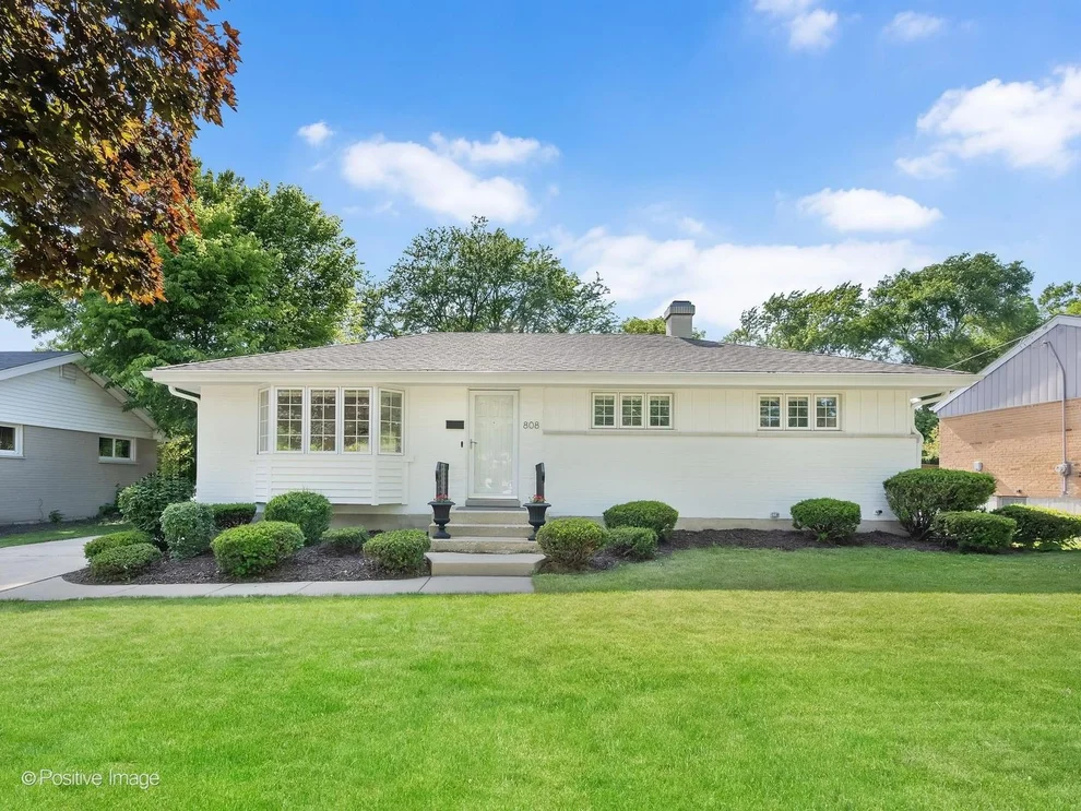 Unit for sale at 808 Delles Road, Wheaton, IL 60189