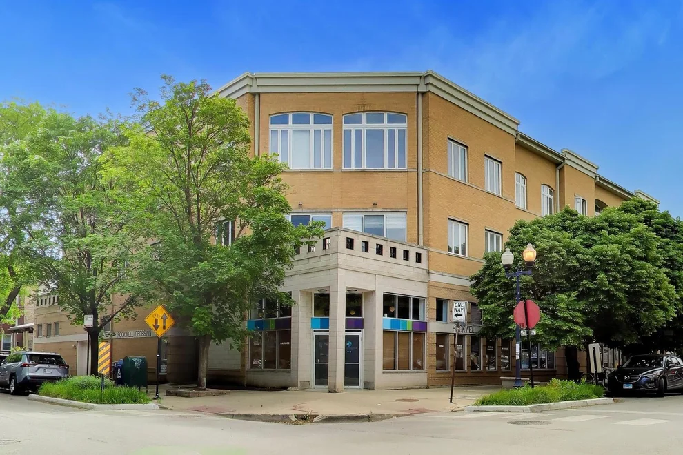 Unit for sale at 2555 W Leland Avenue, Chicago, IL 60625