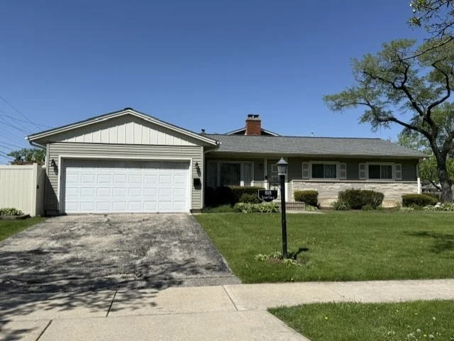 Unit for sale at 818 Leahy Circle, Des Plaines, IL 60016