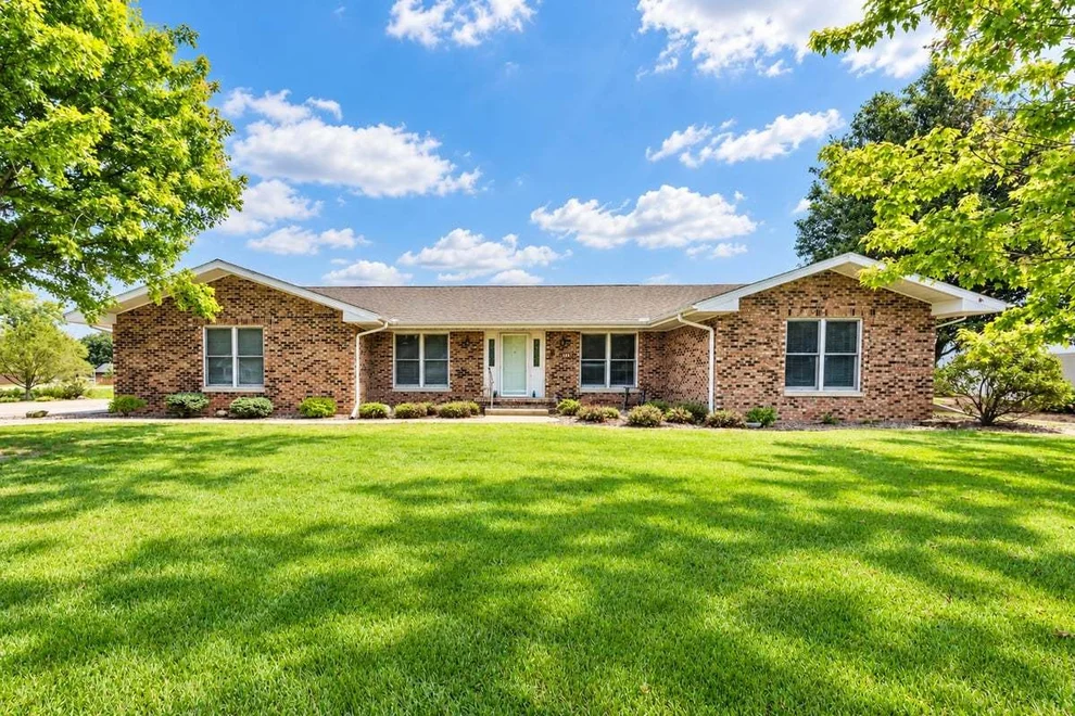 Unit for sale at 113 Diane Drive, Lexington, IL 61753