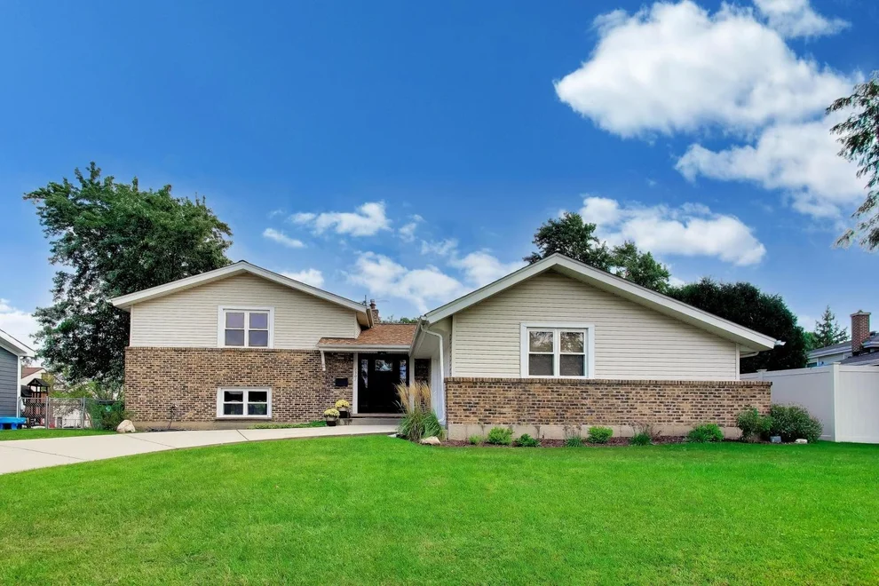 Unit for sale at 2307 N Kennicott Drive, Arlington Heights, IL 60004