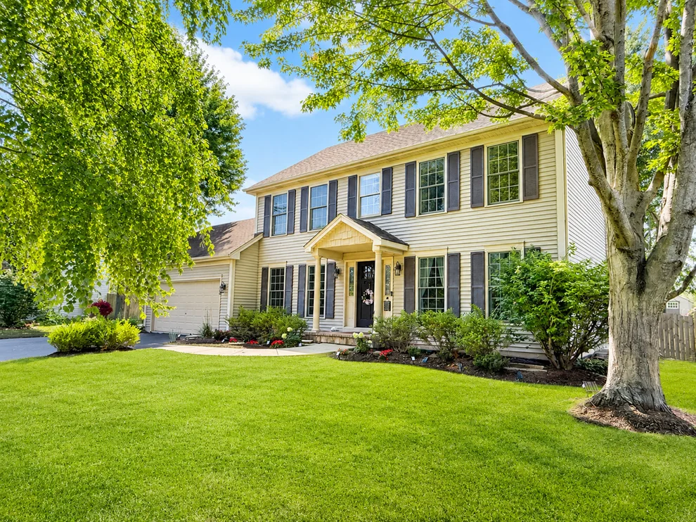 Unit for sale at 620 Lindsay Circle, North Aurora, IL 60542