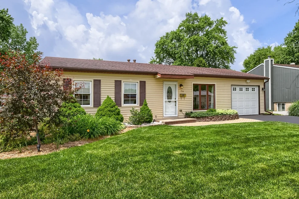 Unit for sale at 714 Sunset Circle, Streamwood, IL 60107