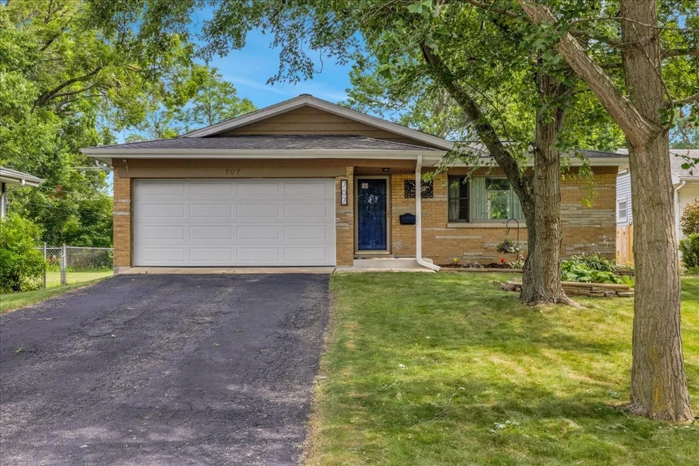 Unit for sale at 707 S Gables Boulevard, Wheaton, IL 60189