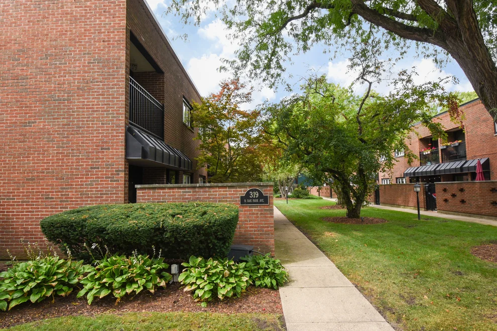 Unit for sale at 319 N Oak Park Avenue, Oak Park, IL 60302