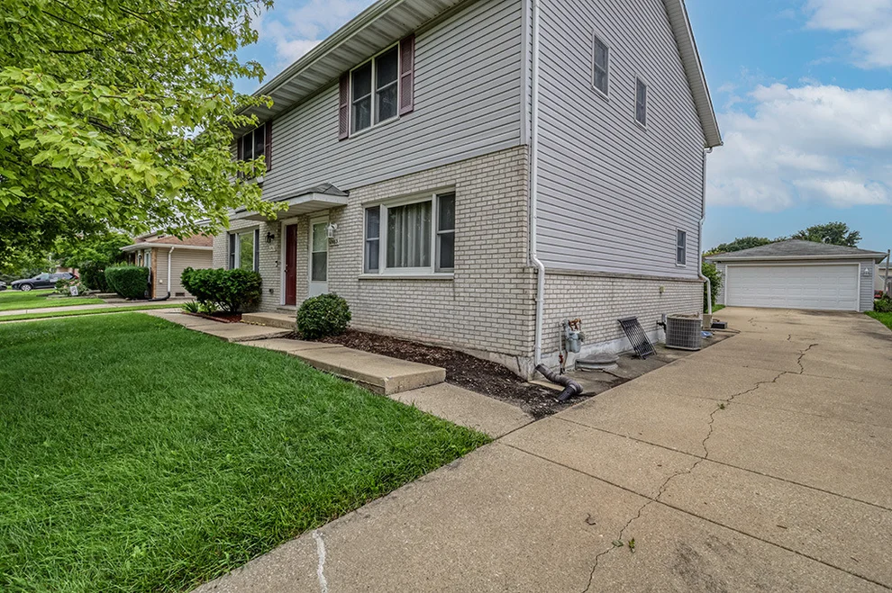 Unit for sale at 2465 Red Oak Trail, Crest Hill, IL 60403