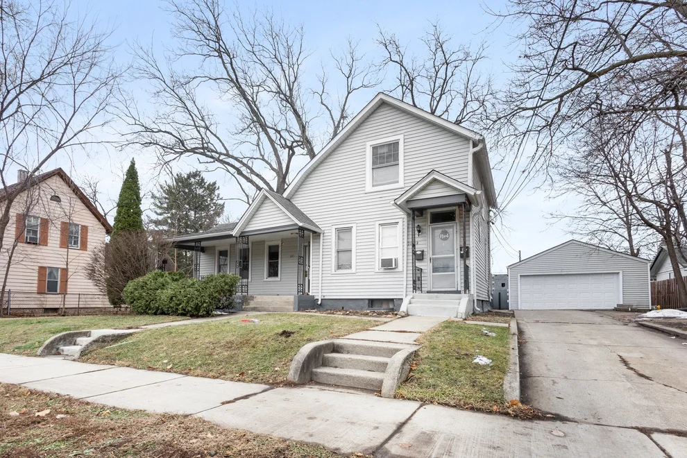 Unit for sale at 208 Moseley Street, Elgin, IL 60123