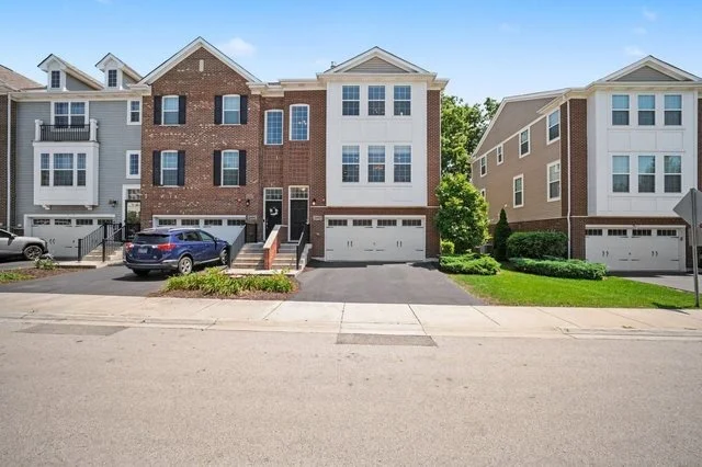 Unit for sale at 2492 Huntleigh Lane, Woodridge, IL 60517